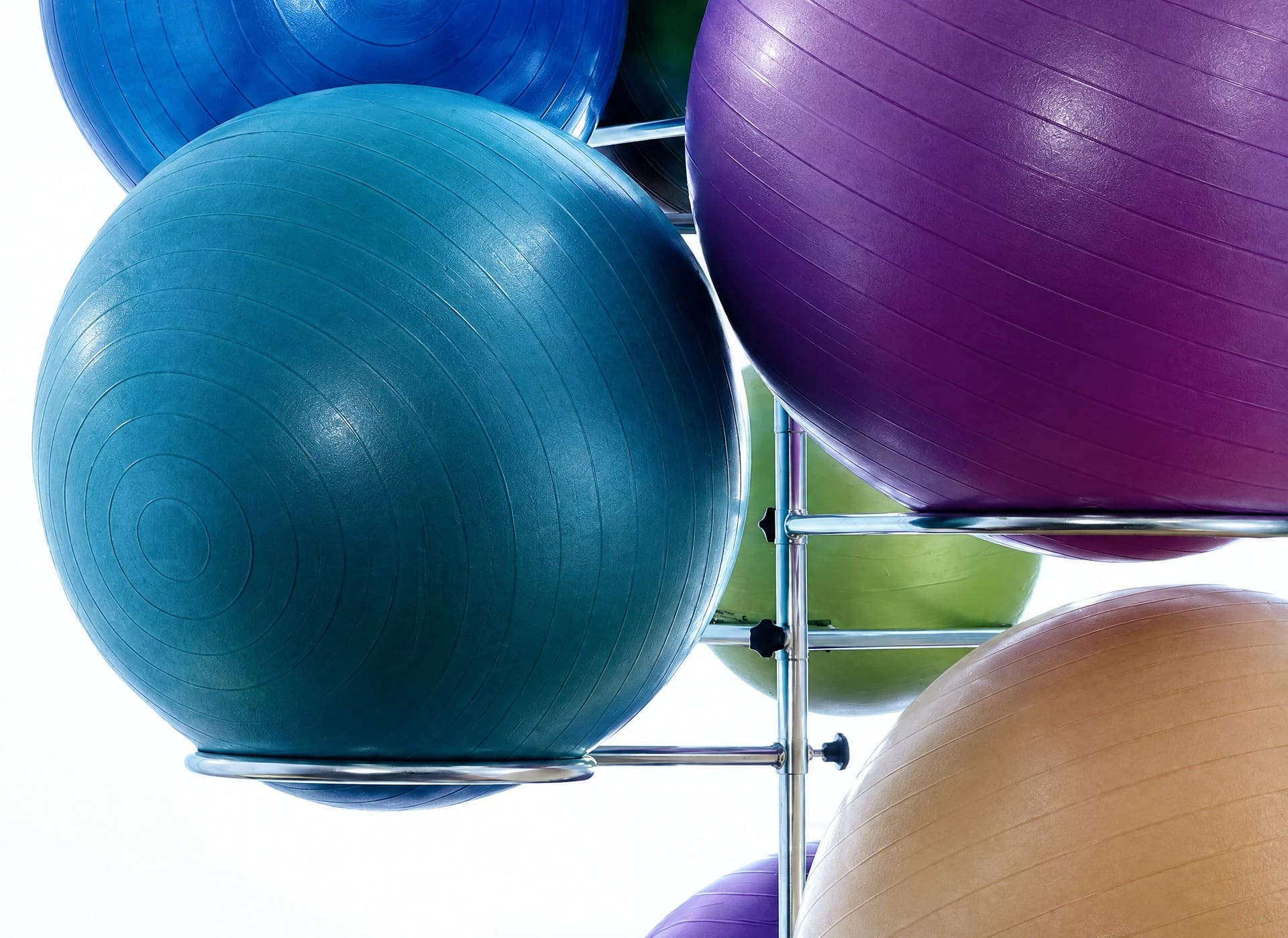 Fitnessballen in verschillende kleuren in een rek