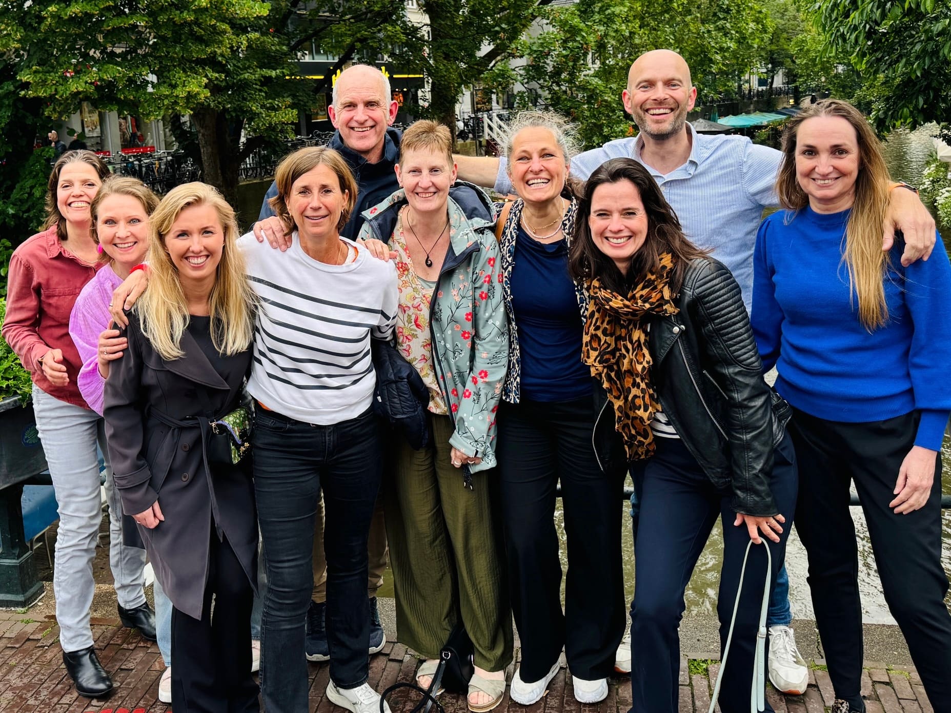 Het team van Praktijk Van Diepen samen op een brug aan een Utrechtse gracht